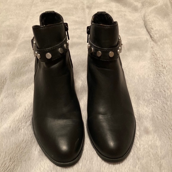 Women’s 7.5 Booties - Picture 3 of 3